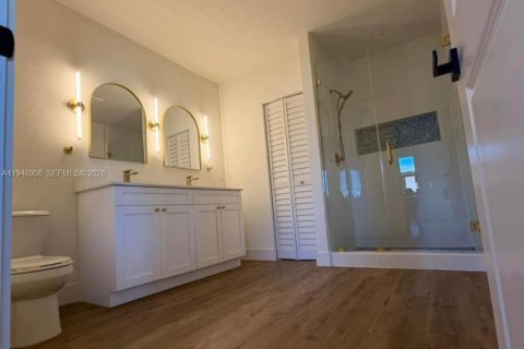 House in Miami, Florida 3 bedrooms, 161.56 sq.m. № 2004722 - photo 7