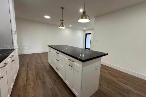 House in Miami, Florida 3 bedrooms, 161.56 sq.m. № 2004722 - photo 3