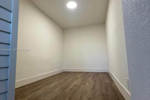 House in Miami, Florida 3 bedrooms, 161.56 sq.m. № 2004722 - photo 6