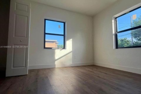 House in Miami, Florida 3 bedrooms, 161.56 sq.m. № 2004722 - photo 8