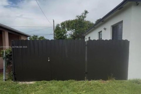 House in Miami, Florida 3 bedrooms, 161.56 sq.m. № 2004722 - photo 10