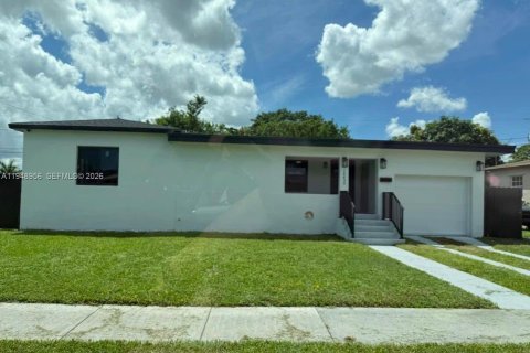 House in Miami, Florida 3 bedrooms, 161.56 sq.m. № 2004722