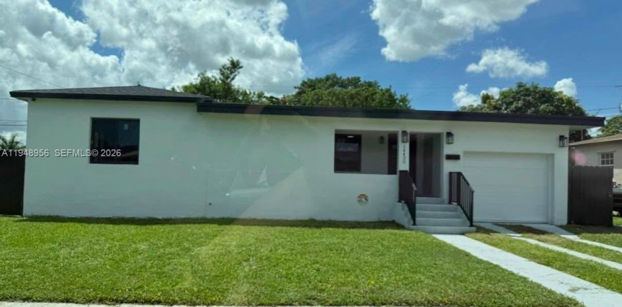 House in Miami, Florida 3 bedrooms, 161.56 sq.m. № 2004722