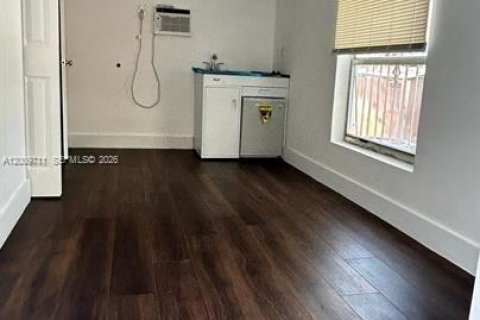 Propiedad comercial en alquiler en Miami, Florida, 118.36 m2 № 2171009 - foto 2