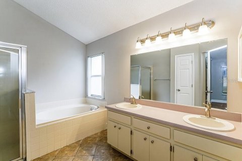 House in Tampa, Florida 3 bedrooms, 147.81 sq.m. № 2393416 - photo 13