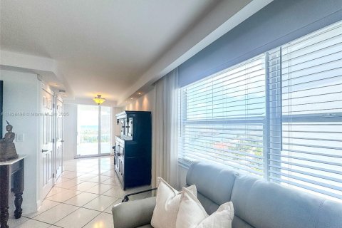 Copropriété à vendre à Hallandale Beach, Floride: 3 chambres, 128.11 m2 № 1818397 - photo 17