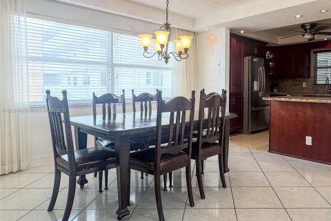 Copropriété à vendre à Hallandale Beach, Floride: 3 chambres, 128.11 m2 № 1818397 - photo 4