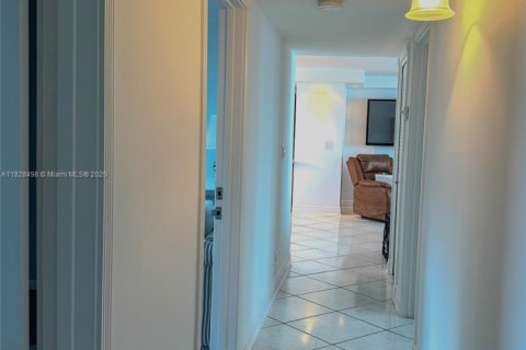 Copropriété à vendre à Hallandale Beach, Floride: 3 chambres, 128.11 m2 № 1818397 - photo 18
