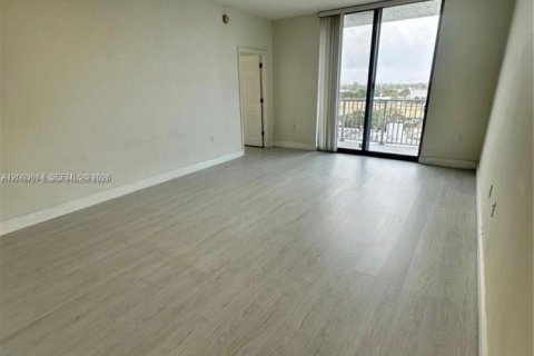 Снять в аренду кондоминиум в Холливуд, Флорида 2 спальни, 110.46м2, № 2066672 - фото 4