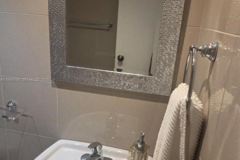 Condo in Hallandale Beach, Florida, 2 bedrooms № 1994177 - photo 18