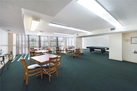 Condo in Hallandale Beach, Florida, 2 bedrooms № 1994177 - photo 12