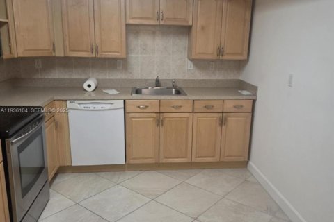 Condo in Hallandale Beach, Florida, 2 bedrooms № 1994177 - photo 23
