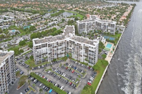 Condo in Hallandale Beach, Florida, 2 bedrooms № 1994177 - photo 8