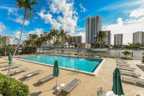 Condo in Hallandale Beach, Florida, 2 bedrooms № 1994177 - photo 6