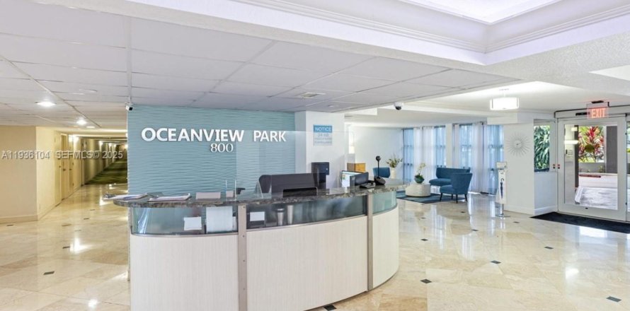 Condo in Hallandale Beach, Florida, 2 bedrooms № 1994177