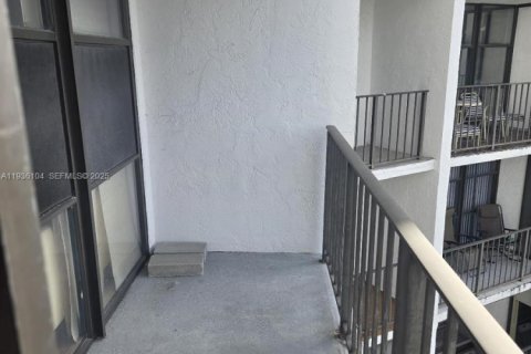 Condo in Hallandale Beach, Florida, 2 bedrooms № 1994177 - photo 16