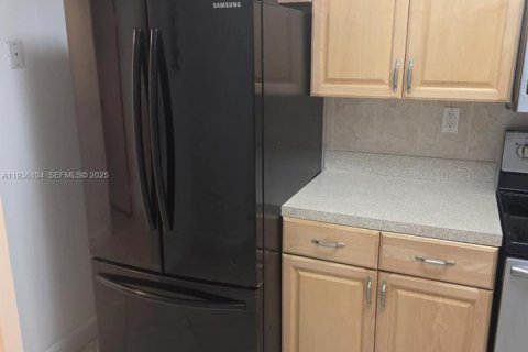 Condo in Hallandale Beach, Florida, 2 bedrooms № 1994177 - photo 24