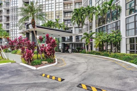 Condo in Hallandale Beach, Florida, 2 bedrooms № 1994177 - photo 4