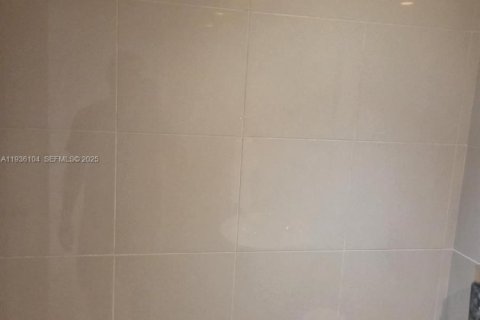 Condo in Hallandale Beach, Florida, 2 bedrooms № 1994177 - photo 29