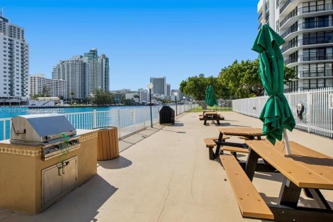 Condo in Hallandale Beach, Florida, 2 bedrooms № 1994177 - photo 11