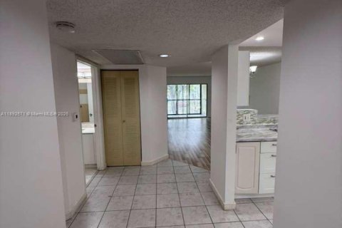 Condo in Pembroke Pines, Florida, 2 bedrooms  № 1945661 - photo 15