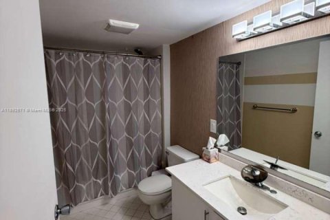 Condo in Pembroke Pines, Florida, 2 bedrooms  № 1945661 - photo 17