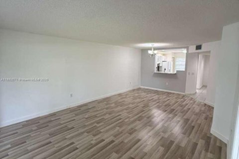 Condo in Pembroke Pines, Florida, 2 bedrooms  № 1945661 - photo 12