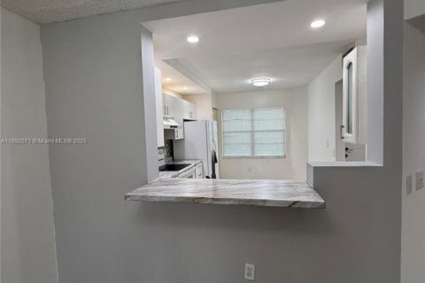 Condo in Pembroke Pines, Florida, 2 bedrooms  № 1945661 - photo 11