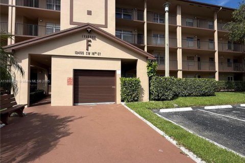 Condo in Pembroke Pines, Florida, 2 bedrooms  № 1945661 - photo 2