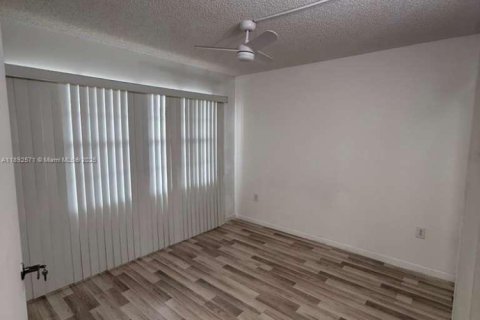 Condo in Pembroke Pines, Florida, 2 bedrooms  № 1945661 - photo 16