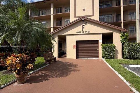 Condo in Pembroke Pines, Florida, 2 bedrooms  № 1945661 - photo 1