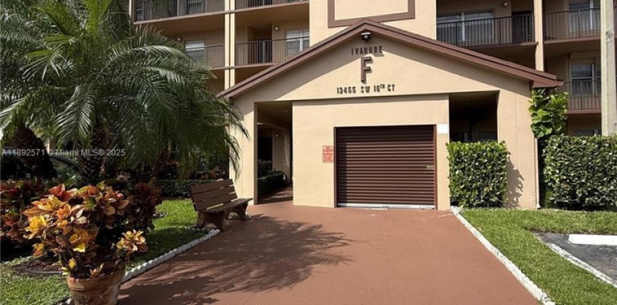 Condo in Pembroke Pines, Florida, 2 bedrooms  № 1945661