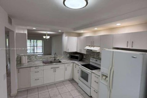 Condo in Pembroke Pines, Florida, 2 bedrooms  № 1945661 - photo 13