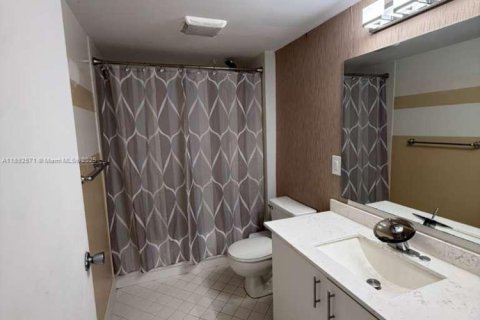 Condo in Pembroke Pines, Florida, 2 bedrooms  № 1945661 - photo 10