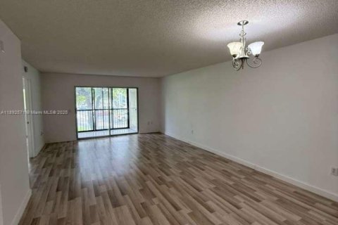 Condo in Pembroke Pines, Florida, 2 bedrooms  № 1945661 - photo 18