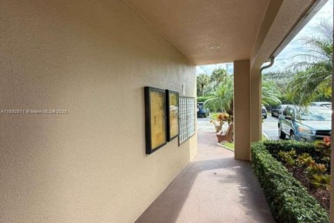Condo in Pembroke Pines, Florida, 2 bedrooms  № 1945661 - photo 4