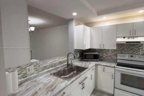 Condo in Pembroke Pines, Florida, 2 bedrooms  № 1945661 - photo 14