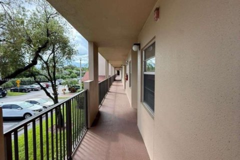 Condo in Pembroke Pines, Florida, 2 bedrooms  № 1945661 - photo 5