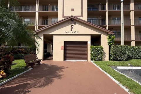 Condo in Pembroke Pines, Florida, 2 bedrooms  № 1945661 - photo 9