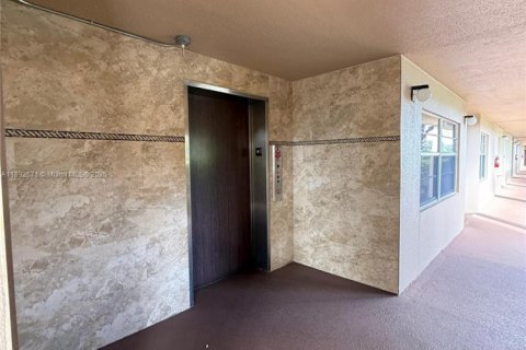 Condo in Pembroke Pines, Florida, 2 bedrooms  № 1945661 - photo 3