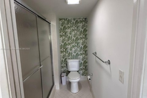 Condo in Pembroke Pines, Florida, 2 bedrooms  № 1945661 - photo 19