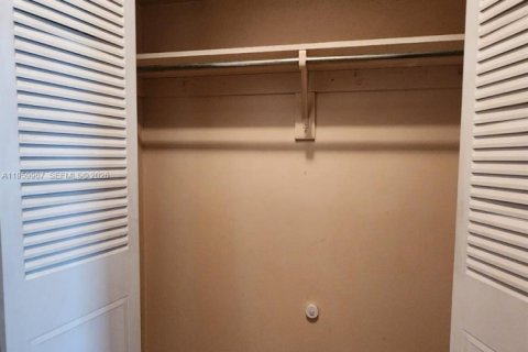 Condo in Miami, Florida, 1 bedroom  № 2020266 - photo 13