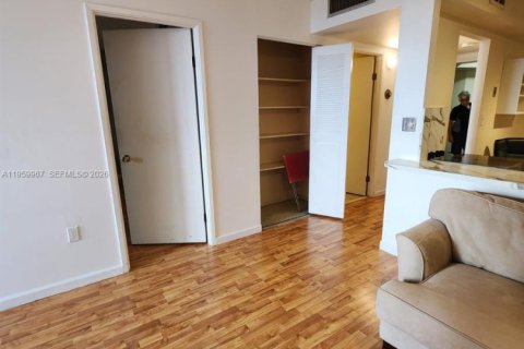 Condo in Miami, Florida, 1 bedroom  № 2020266 - photo 8