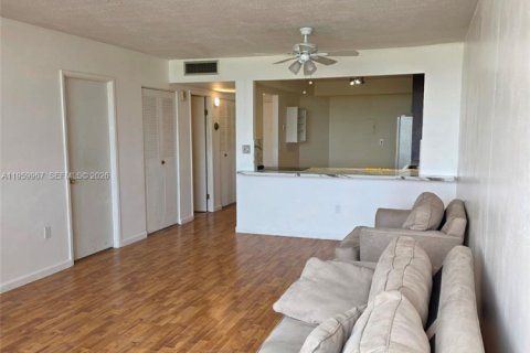 Condo in Miami, Florida, 1 bedroom  № 2020266 - photo 5