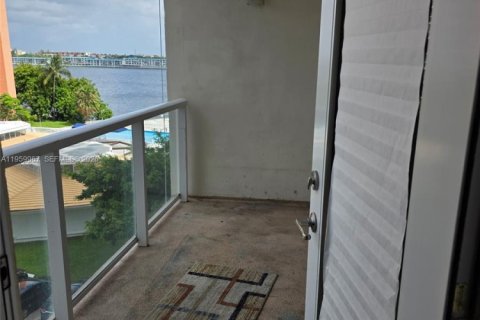 Condo in Miami, Florida, 1 bedroom  № 2020266 - photo 15