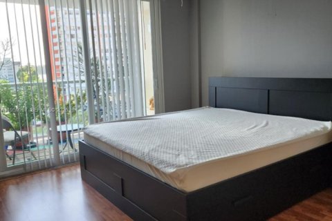 Condo in Miami, Florida, 1 bedroom  № 2020266 - photo 11