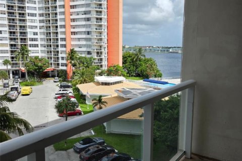Condo in Miami, Florida, 1 bedroom  № 2020266 - photo 16