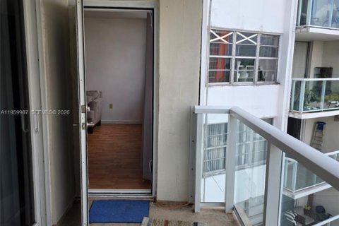 Condo in Miami, Florida, 1 bedroom  № 2020266 - photo 14