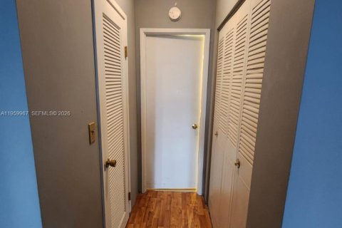 Condo in Miami, Florida, 1 bedroom  № 2020266 - photo 9