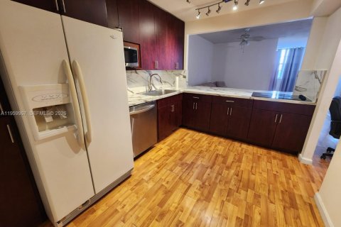 Condo in Miami, Florida, 1 bedroom  № 2020266 - photo 2